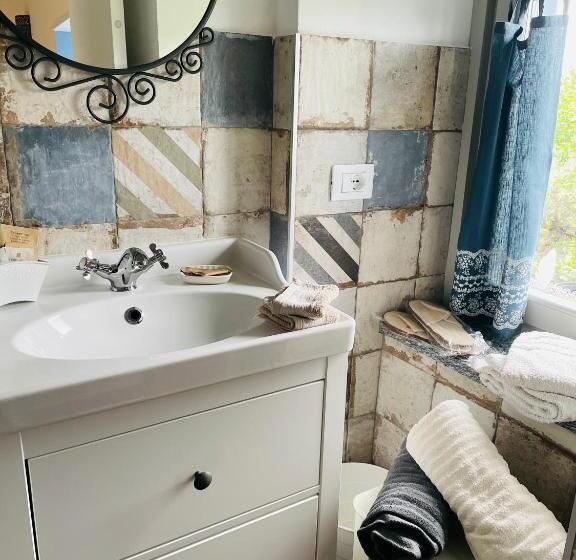 غرفة عائلية مطلّة علي الحديقة, La Valle Incantata