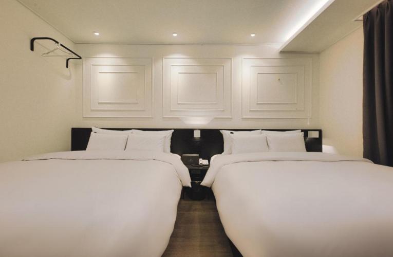 חדר משפחתי, Aden