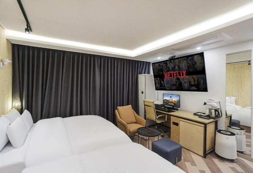 חדר משפחתי, Aden