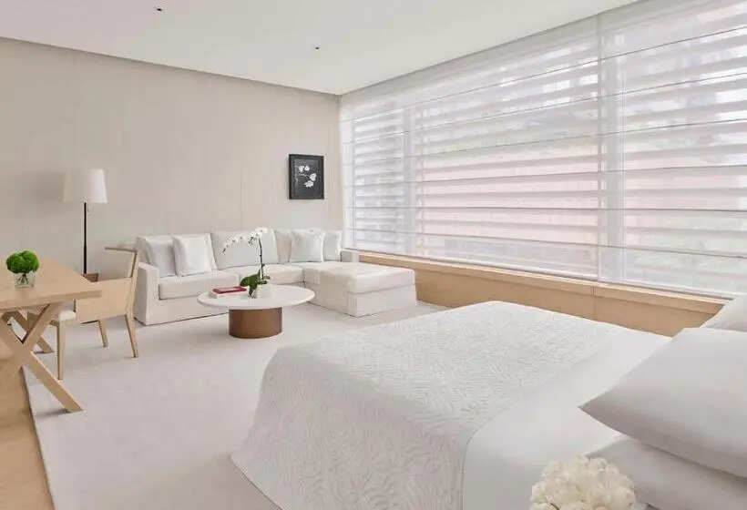 Deluxe Room King Bed & City View