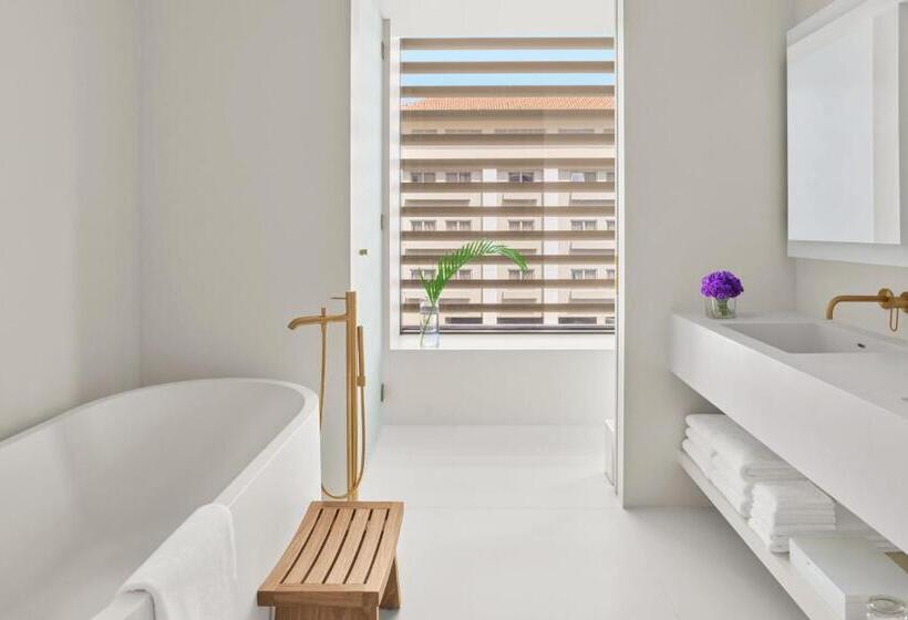 سوئیت با تخت بزرگ, The Singapore Edition