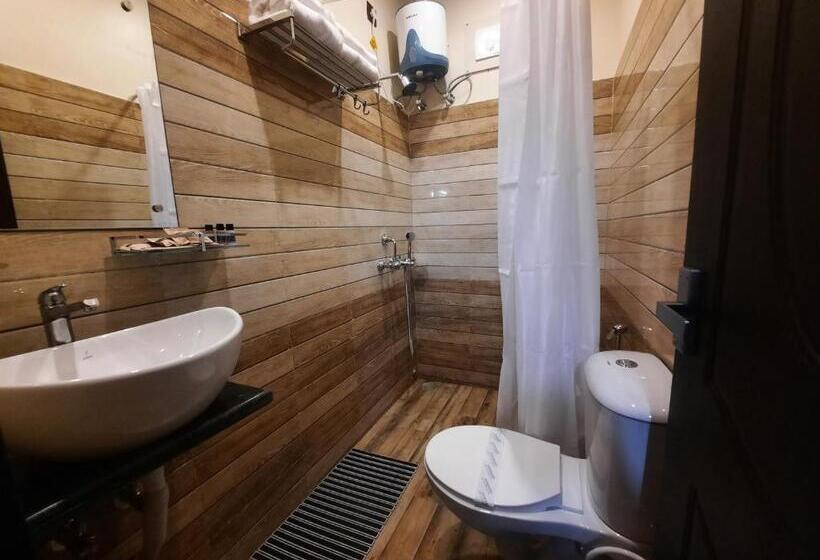 キングサイズベッドのスタンダードルーム, Jharna Resort