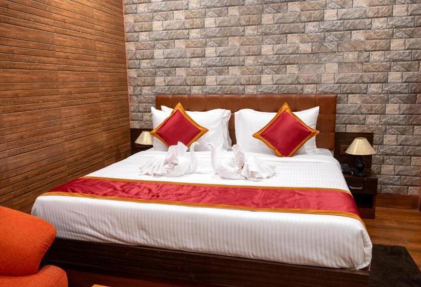 キングサイズベッドのスタンダードルーム, Jharna Resort