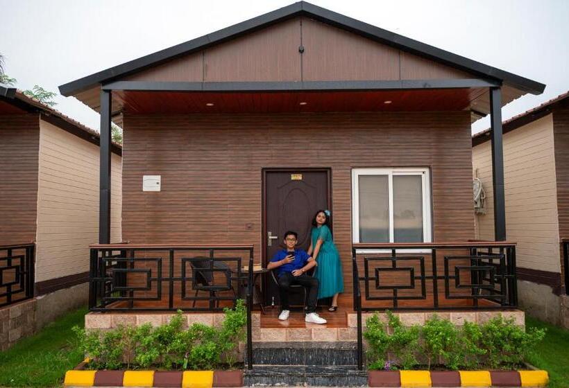 キングサイズベッドのスタンダードルーム, Jharna Resort