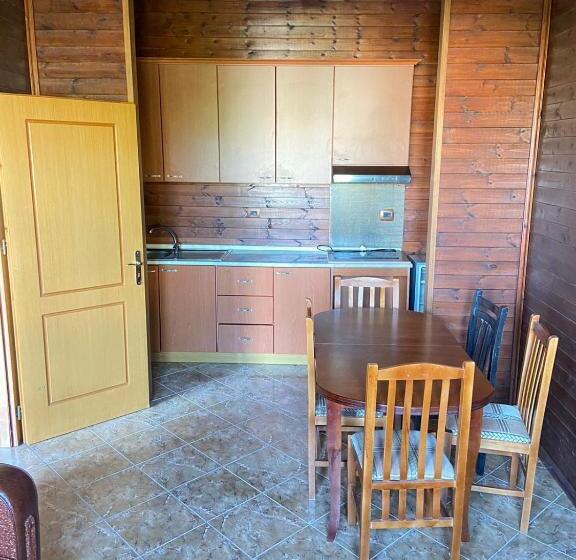 חדר משפחתי נוף לגינה, Guesthouses Gjokazaj Tale Beachfront