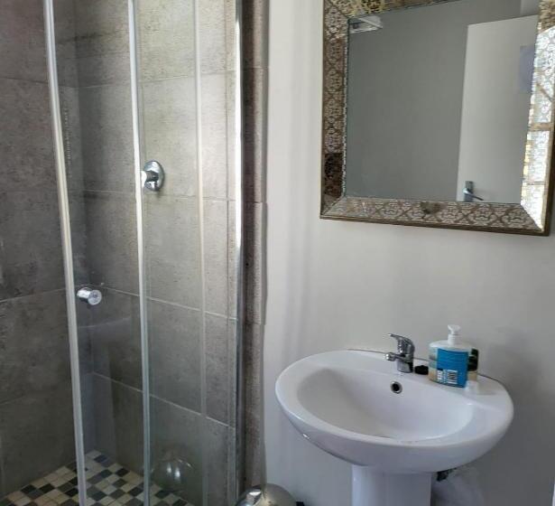 带共用浴室的标准房间, Sky View Guest House