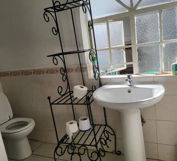 带共用浴室的标准房间, Sky View Guest House