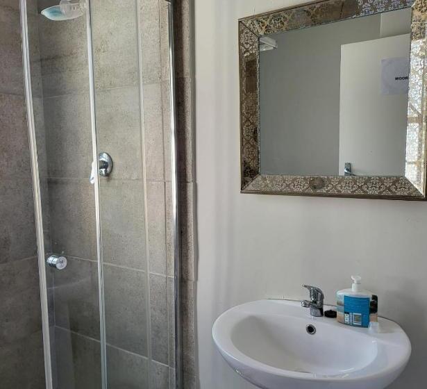 标准间带游泳池, Sky View Guest House