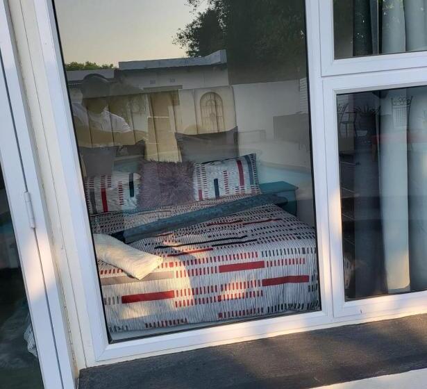 标准间带游泳池, Sky View Guest House