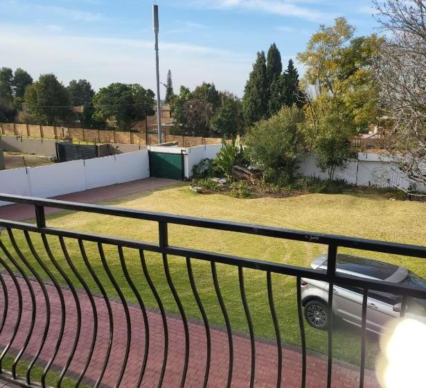 家庭间, Sky View Guest House