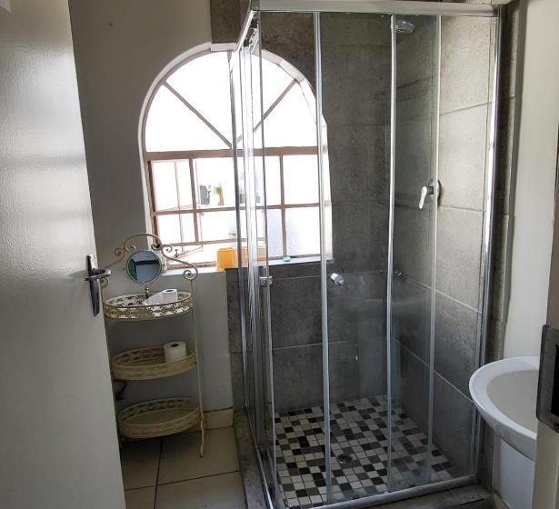 带共用浴室的标准房间, Sky View Guest House