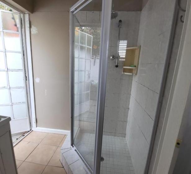 带共用浴室的标准房间, Sky View Guest House