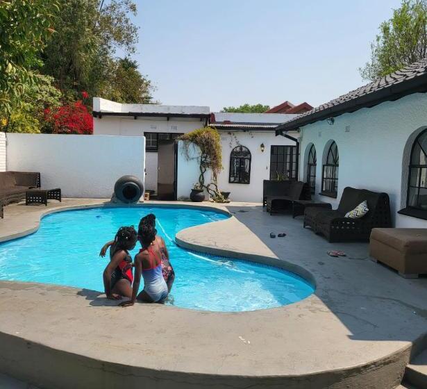 标准间带游泳池, Sky View Guest House