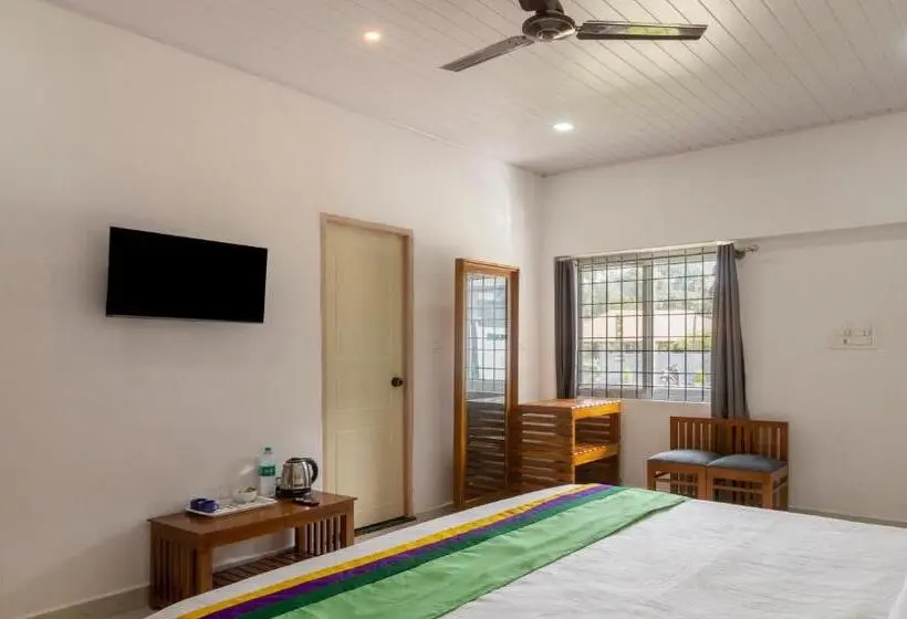 Chambre Standard, Treebo The Rove