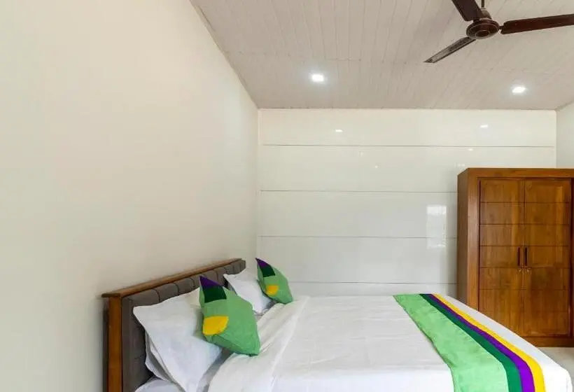 Chambre Standard, Treebo The Rove