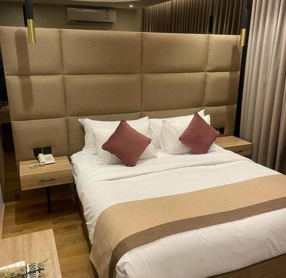 Апартаменты 3 Спальни, Xyz