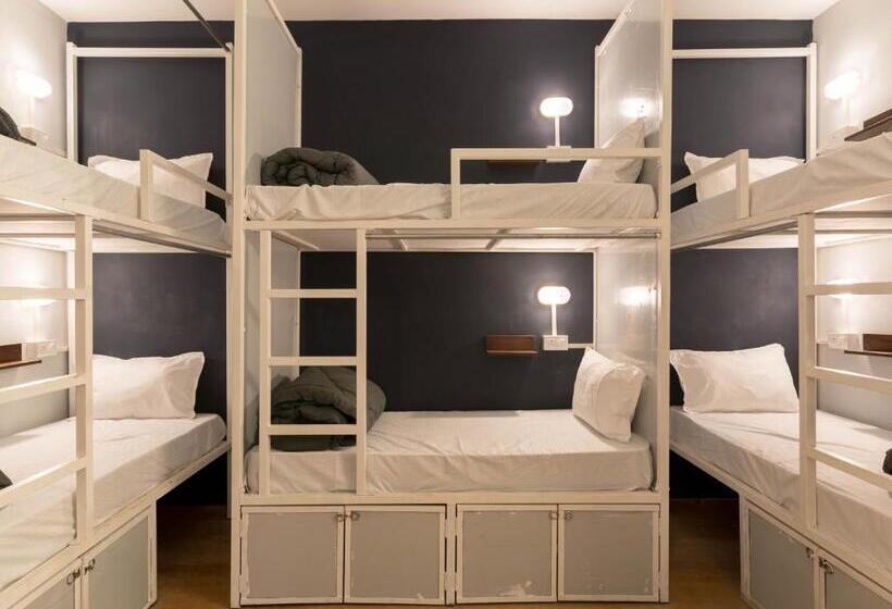 Cama em Quarto Compartilhado, Madpackers Goa Anjuna   Bunks, Rooms, Community