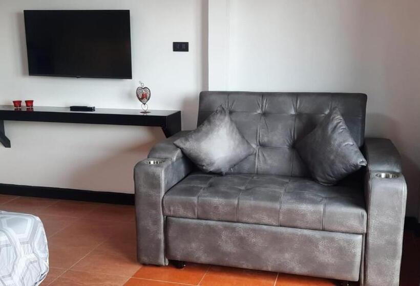 غرفة قياسية مزوَّدة بشُرفة, Happy Beach Jomtien Guesthouse