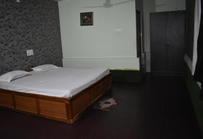 إستديو عائلى, Kanikasundari Home Stay