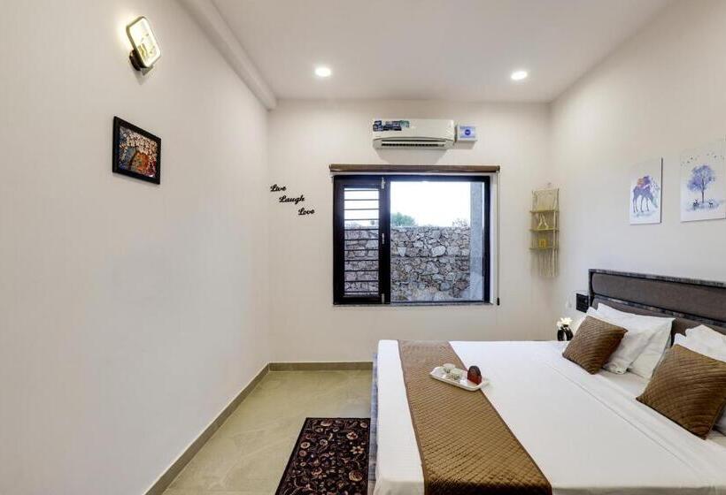 ‫فيلا غرفة نوم واحدة, Stayvista S La Villa Farm   Tranquil Retreat With Outdoor Pool, Games & Terrace