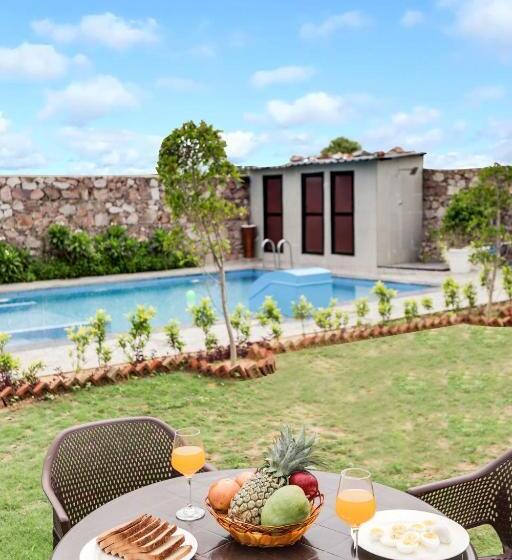 ‫فيلا غرفة نوم واحدة, Stayvista S La Villa Farm   Tranquil Retreat With Outdoor Pool, Games & Terrace