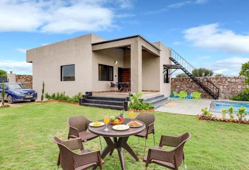 ‫فيلا غرفة نوم واحدة, Stayvista S La Villa Farm   Tranquil Retreat With Outdoor Pool, Games & Terrace