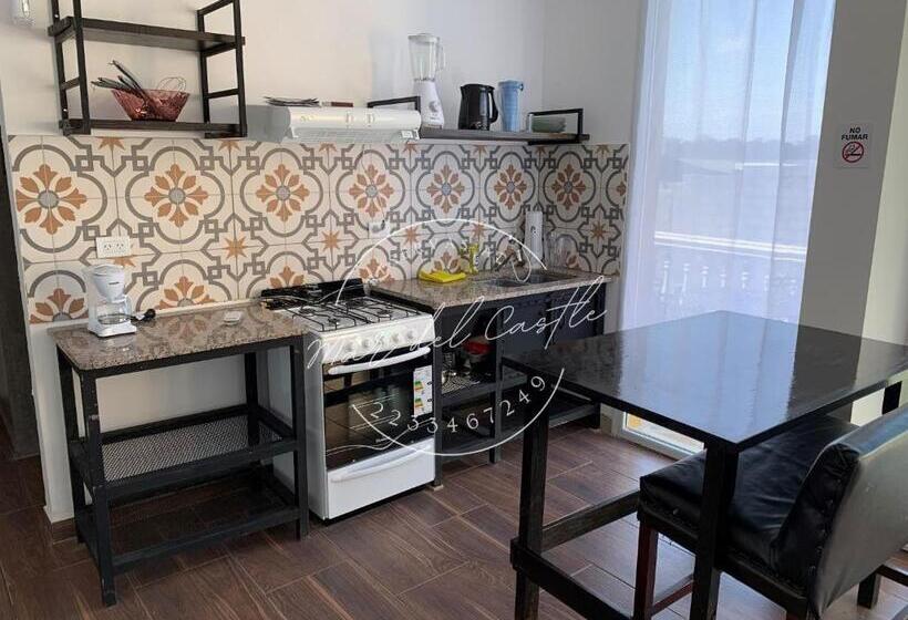 استودیو استاندارد با چشم‌انداز باغ, Mar Del Castle