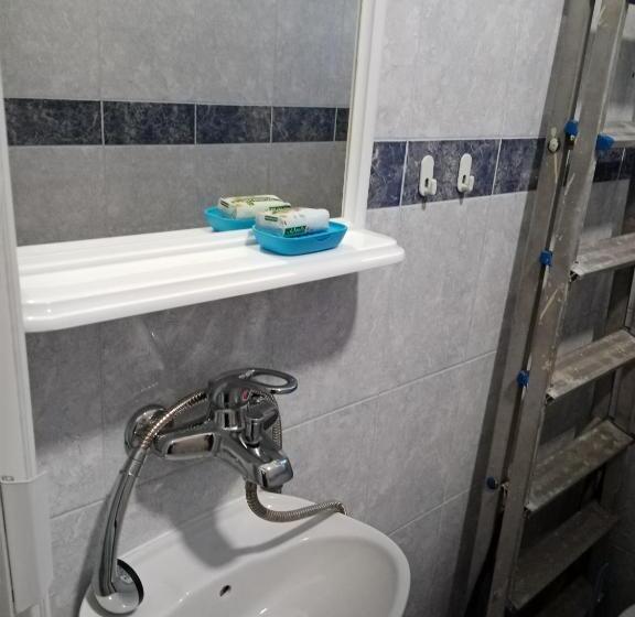 اتاق چهار تخته با دستشویی مشترک, Rooms For Exit 2024   For 2 Or 4 People For 4 Nights 11 15 July