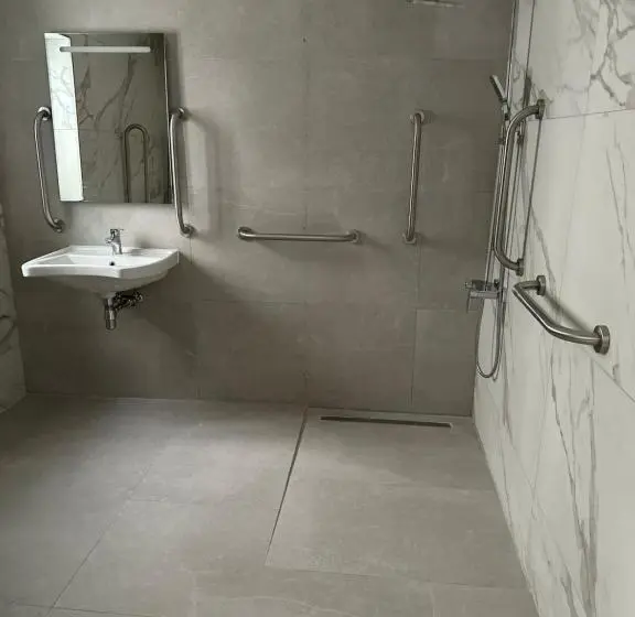 استودیوی استاندارد, The Central Guesthouse