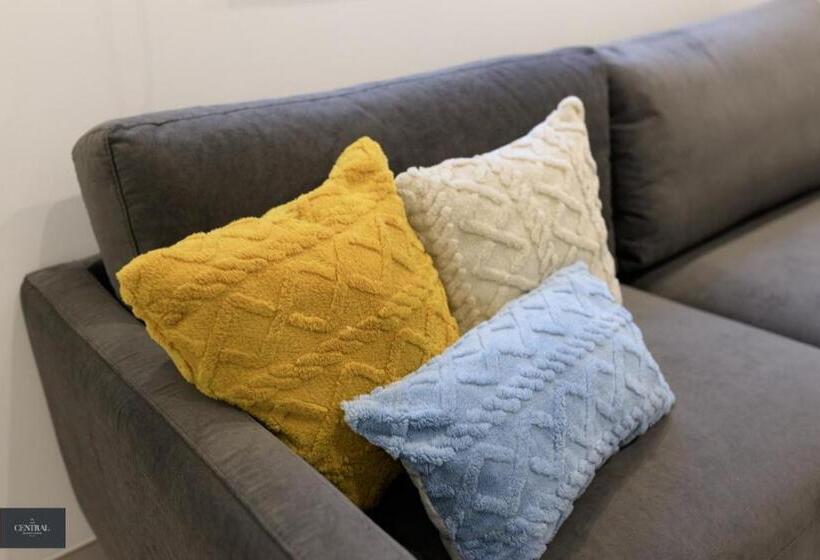 اتاق خانوادگی, The Central Guesthouse