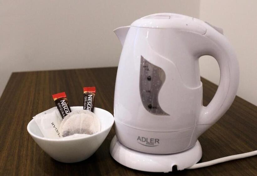 اتاق خانوادگی, The Central Guesthouse