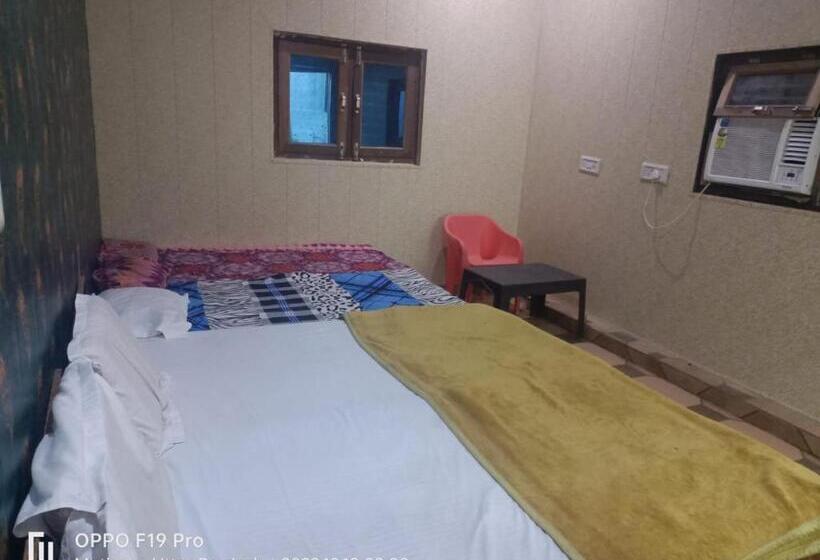 Deluxe Kolmen Hengen Huone, Goroomgo Shree Anand Guest House Mathura