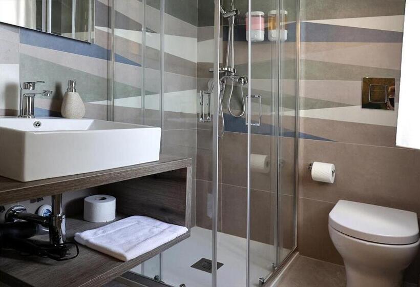 חדר סטנדרט, Toc Toc