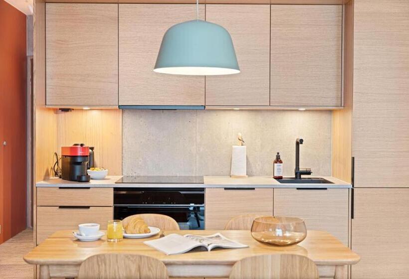 スタンダードスタジオ, Lux