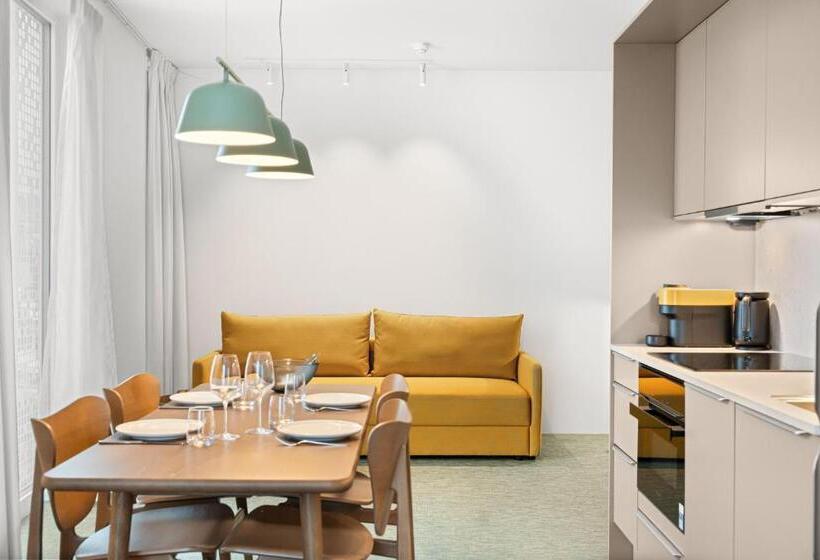 Студия Deluxe, Lux