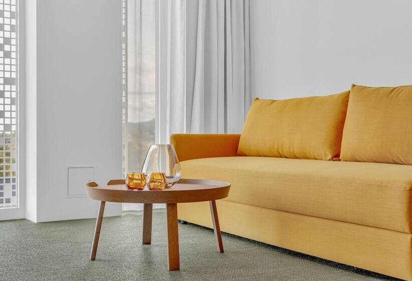 Студия Deluxe, Lux