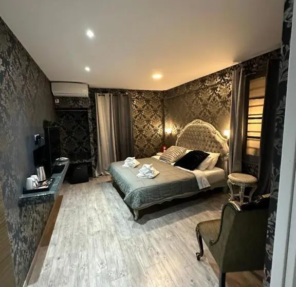 اتاق لوکس با چشم‌انداز, Roh Suites
