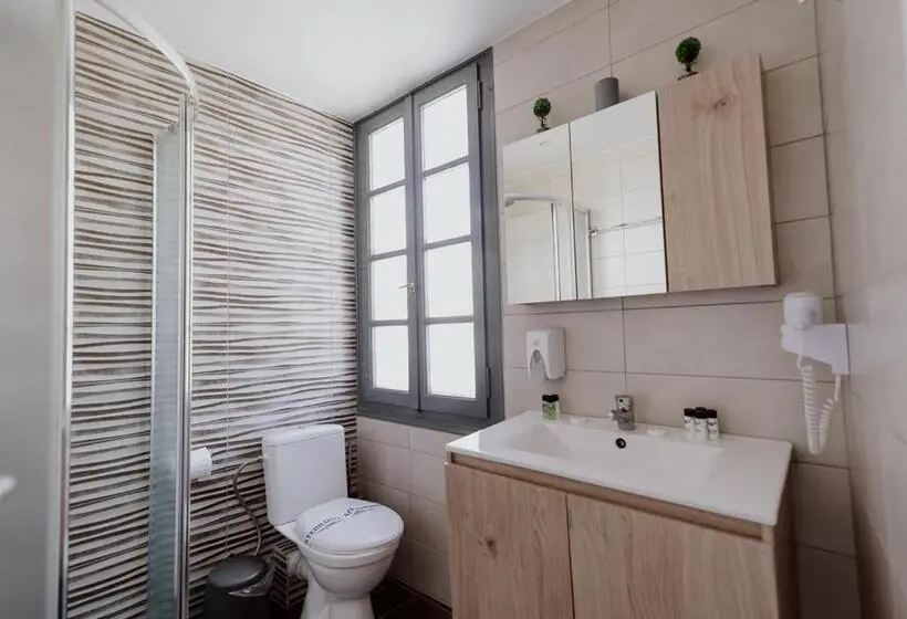 اتاق استاندارد با چشم‌انداز باغ, Roh Suites