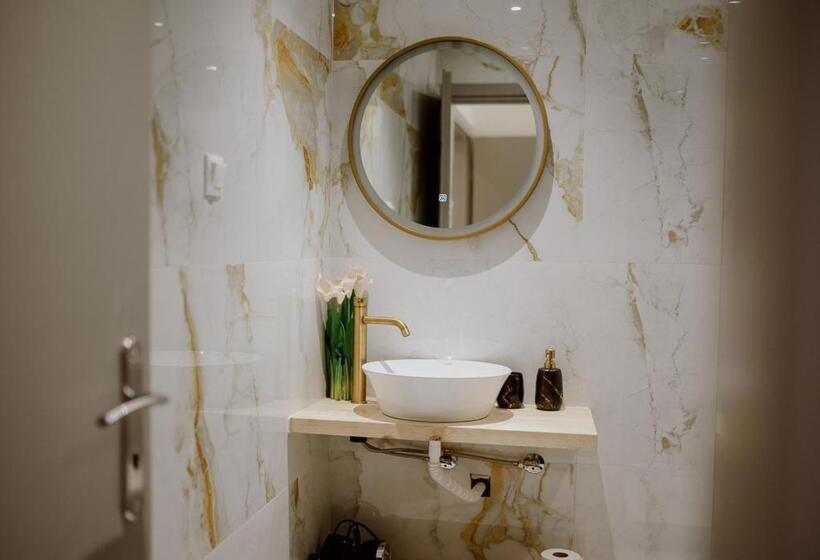 デラックススイート, Roh Suites