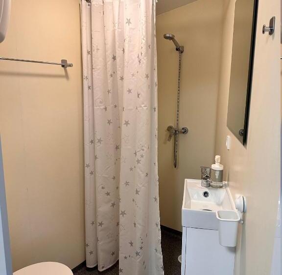 חדר סטנדרט לשלושה, Klokkehoej