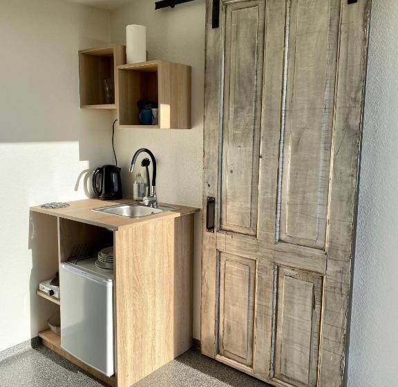 חדר סטנדרט לשלושה, Klokkehoej