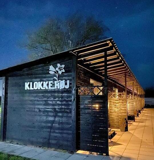 חדר סטנדרט לשלושה, Klokkehoej