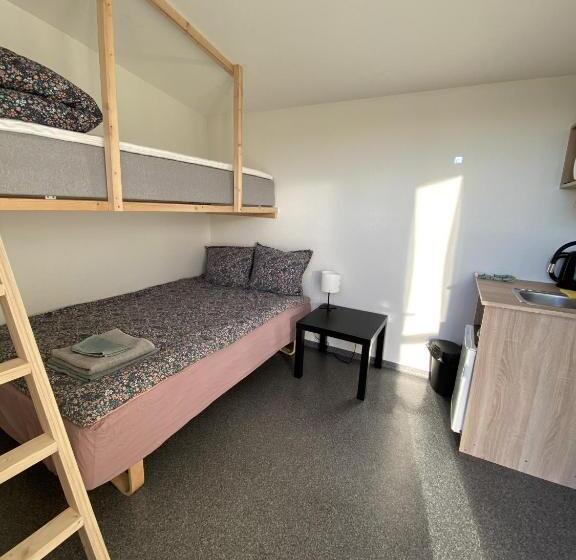 חדר סטנדרט לשלושה, Klokkehoej