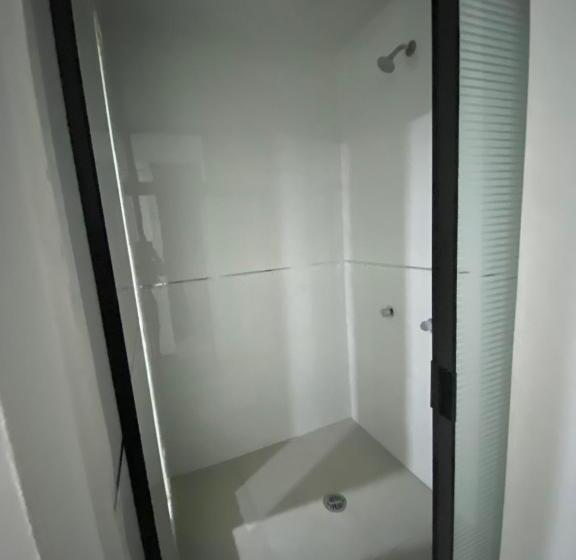 جناح, Tokyo Motel