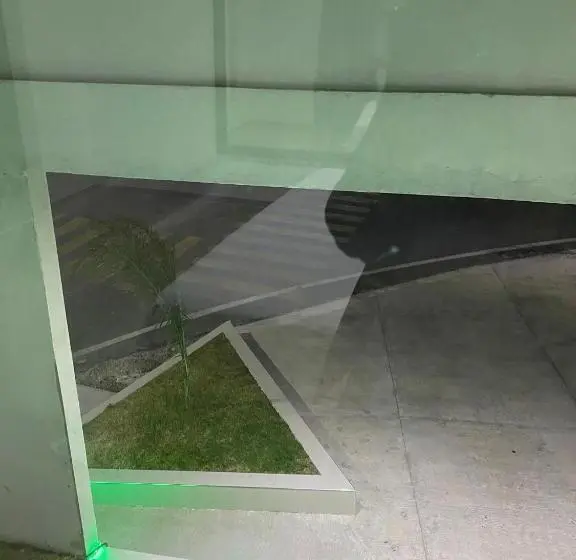 Sviitti, Tokyo Motel