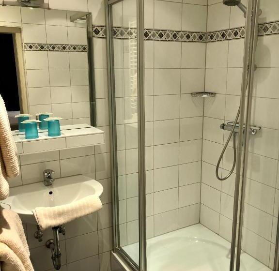 标准间, Am Bahnhof