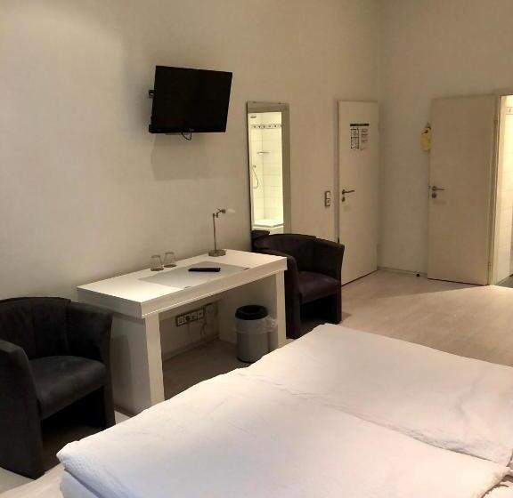 标准间, Am Bahnhof