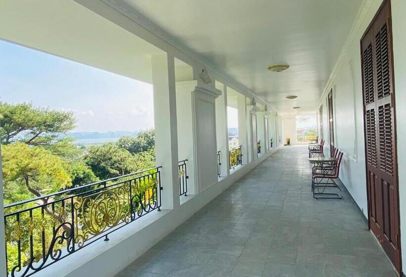 اتاق سوپریور با چشم‌انداز دریا, Hạ Long 1