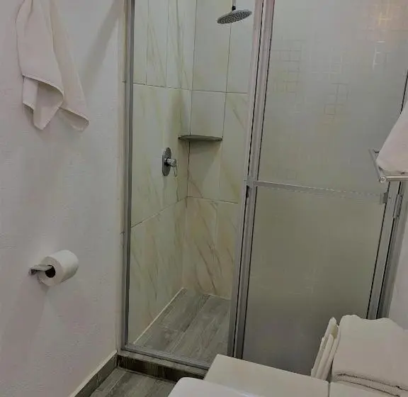 Standard Kolmen Hengen Huone, Noas