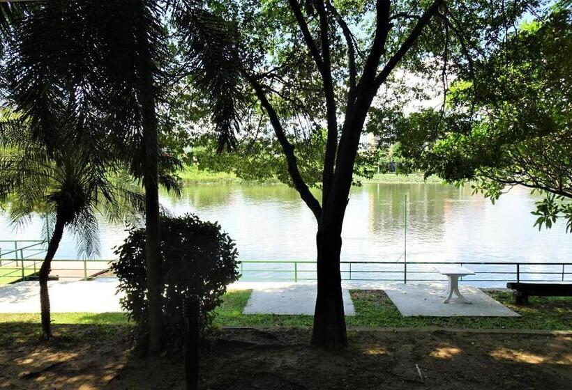 מיטת קינג בסוויטה, West Wonder Riverside Resort